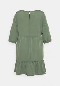 Vestido verde oliva com mangas bufantes três quartos, uma abertura em forma de chave nas costas e uma bainha em babados; tecido liso e leve.