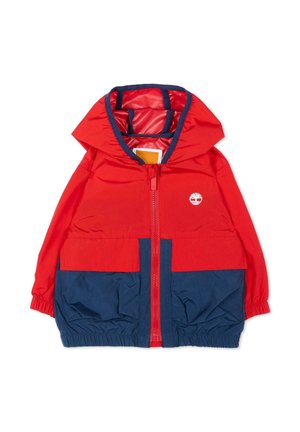 Czerwona i granatowa dziecięca kurtka z kapturem, z zamkiem błyskawicznym z przodu, elastycznymi mankietami, dwoma przednimi kieszeniami i białym logo drzewa na piersi.