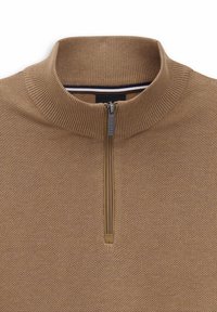 Brauner Strickpullover mit hohem Kragen und Viertelreißverschluss, der ein strukturiertes Muster und kontrastierende Details am inneren Kragen aufweist.