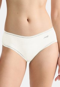 Slip di cotone bianco con inserti in pizzo in vita. Texture liscia, design a vita media, con un piccolo logo del marchio sul lato.