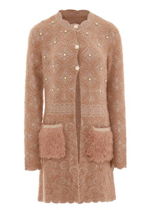 Pehmeä beige neulecardigan, jossa on monimutkaisia timanttikuvioita, helmiripustuksia ja kaksi turkistreftä taskua. Varustettu napitus- ja pyöreällä kaula-aukolla.