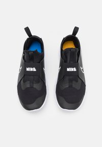 Czarne trampki Nike na rzep, z siateczkową cholewką, z białym logo, kontrastowymi niebieskimi i żółtymi wkładkami oraz teksturowanym wzorem.