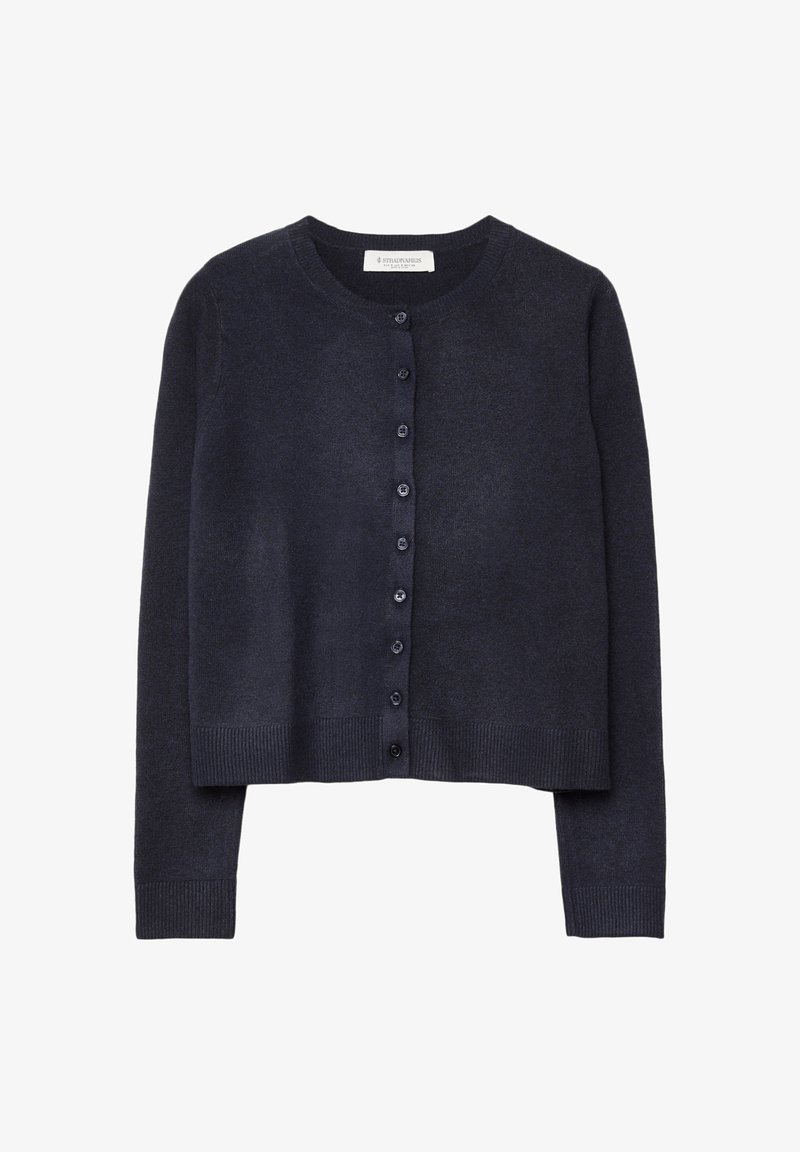 Cardigan en laine marine avec un col rond, des manches longues et un ourlet côtelé. Présente un devant à boutons et une texture douce.