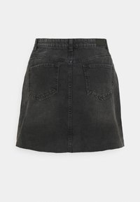 Mini-jupe en denim noir avec deux poches arrière, passants de ceinture et détails de coutures visibles.