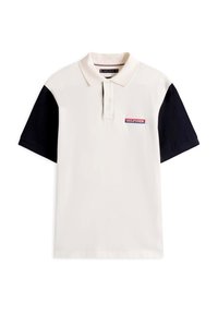 Poloshirt mit cremefarbenem Körper und schwarzen kurzen Ärmeln. Verfügt über eine Knopfleiste und ein rot-weiß-blau besticktes Logo auf der Brust.