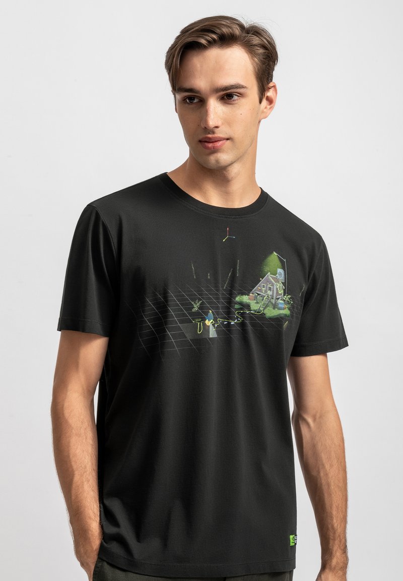 Zwarte T-shirt met korte mouwen met een groene illustratie en grafische elementen, tegen een grid-achtergrond. Zachte stof, klassieke snit.