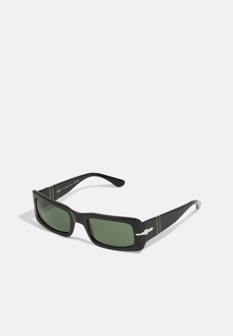 Occhiali da sole neri rettangolari con lenti verdi; presentano dettagli in argento sui lati. Realizzati in materiale plastico resistente; design elegante.