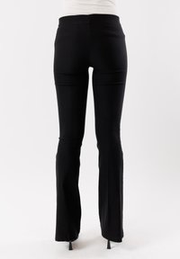 Pantaloni neri a zampa d'elefante con una texture liscia, dotati di una vita alta e gambe orlate. Design semplice senza motivi o accentuazioni visibili.