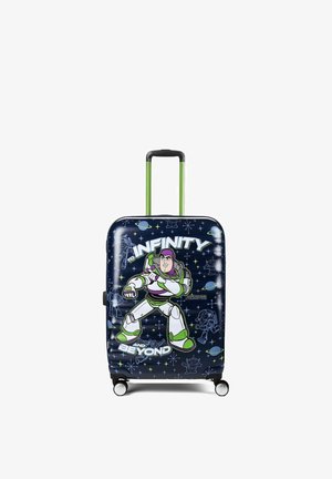 Kinder Hartschalenkoffer mit Buzz Lightyear aus Toy Story, grünem Griff, vier Rädern und dem Schriftzug „To Infinity and Beyond“ auf dunkelblauem Hintergrund.