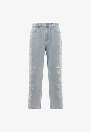 Jeans in denim azzurro chiaro con un taglio comodo. Presentano un ricamo bianco intricato lungo i lati e un classico design a cinque tasche.