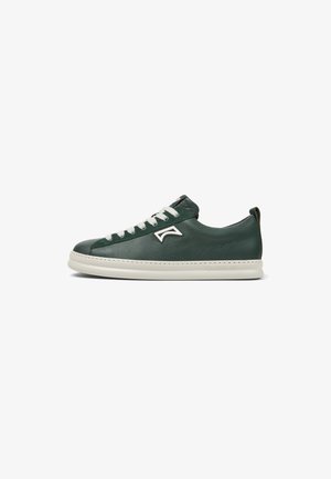 Zapatilla de cuero verde con cordones y entresuela blanca. Acentuada con un logo en el costado y un acabado texturizado en la parte superior.