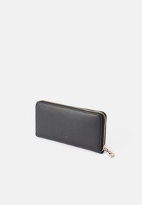 Portafoglio in pelle nera con finitura testurizzata, chiusura a zip e hardware della cerniera in tono oro. Design rettangolare slim. Logo impresso frontalmente.