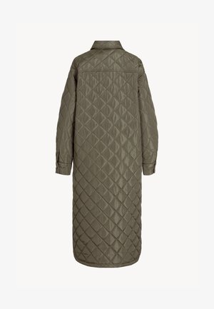 Długi pikowany płaszcz w oliwkowym kolorze, z diamentowym wzorem, kołnierzem i zapinanymi mankietami. Gładki, błyszczący materiał o luźnym kroju.