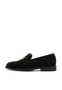 Zwarte suède loafers met een ronde neus, voorzijde met franjes en een kleine goudenAccent. Vlakke rubberen zool met een gladde afwerking.