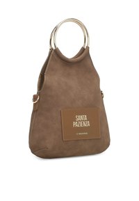 Borsa marrone in finta pelle scamosciata con parte superiore arrotondata, anelli in metallo dorato e un'etichetta rettangolare con la scritta in rilievo "SANTA PAZIENZA".