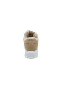 Scarpa da ginnastica tan con fodera morbida e soffice, suola in gomma bianca e linguetta sul retro. Presenta un logo impresso sul tallone e materiale liscio.