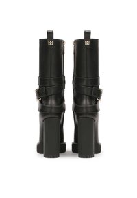 Botas de cuero negro hasta la rodilla con tacón cuadrado, con tiras entrelazadas y acentos metálicos. Cierre de cremallera en la parte posterior.