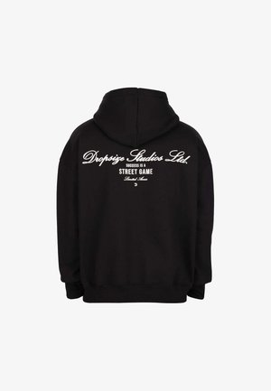 Mustas kapuutsärk, mille seljal on valge kiri "Dropsize Studios Ltd. Edu on tänavamäng Piiratud Juurdepääs" ja all väike logo.