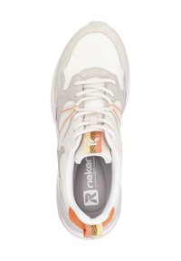 Zapatilla beige y blanca con un upper de ante texturizado, detalles en naranja y cordones blancos. Incluye una lengüeta con un patrón y una plantilla gris.