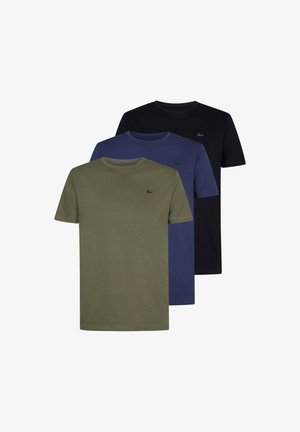 Drie katoenen t-shirts met korte mouwen in olijfgroen, marineblauw en zwart, met ronde hals en een klein logo op de linkerborst.