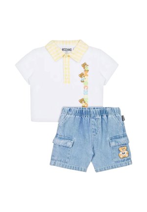 Polo bianca a maniche corte con colletto a quadretti gialli e motivo orsetto, abbinata a pantaloncini di jeans azzurri con toppa a forma di orsetto sulla tasca.