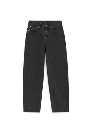 Jean noir taille haute à jambes droites avec cinq poches, fermeture à bouton et coutures visibles sur fond blanc.