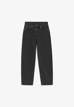 Czarne dżinsy o prostych nogawkach i wysokim stanie, z pięcioma kieszeniami, zapięciem na guziki i widocznym przeszyciem na białym tle.