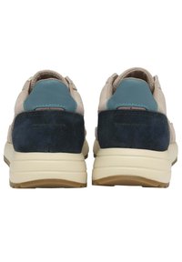 Sko med en grå mocka ovandel, turkosa läderdetaljer, marinblå mocka häl och en beige gummisula med texturerat grepp.