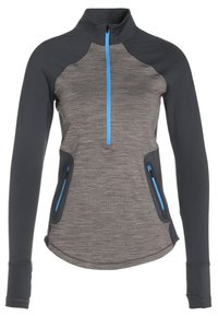 Szary polar na zamek z niebieskimi akcentami, z długimi rękawami i fakturowanymi czarnymi panelami na ramionach. Posiada dwie boczne kieszenie na zamek oraz zakrzywiony dół.