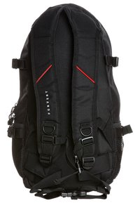 Sac à dos noir avec des bretelles réglables, des accents en maille, des détails rouges et des clips en métal. Tissu durable avec une forme structurée.