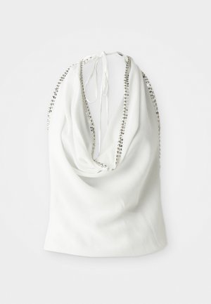 Haut en tissu blanc avec un design drapé, doté d'une bordure perlé le long de l'encolure et d'une fermeture à nouer à l'arrière. Texture douce.