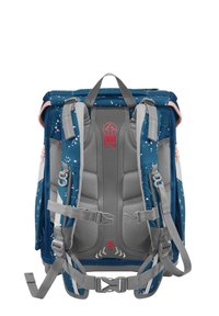 Zaino blu navy e grigio con motivi floreali, schienale imbottito, spallacci regolabili e dettagli in metallo rossi e grigi. Scomparto per la conservazione.