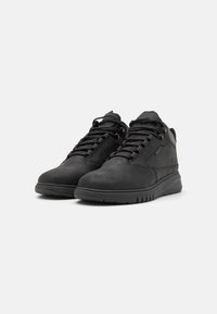 Czarne buty typu high-top wykonane z teksturowanej zamszu, wyposażone w wyściełany kołnierz, płaskie sznurówki oraz elastyczną gumową podeszwę z wzorami antypoślizgowymi.