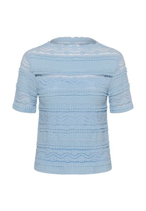 Jasnoniebieska koronkowa bluzka z krótkim rękawem, z poziomymi, fakturowanymi wzorami kwiatowymi i falistymi oraz okrągłym dekoltem.