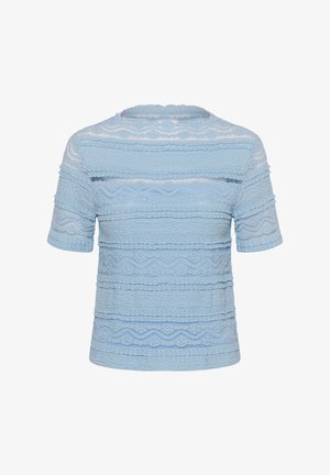 Jasnoniebieska koronkowa bluzka z krótkim rękawem, z poziomymi, fakturowanymi wzorami kwiatowymi i falistymi oraz okrągłym dekoltem.