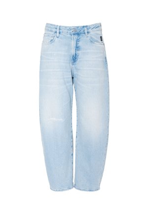 Jeans de mezclilla azul claro de talle alto con un ligero desgaste, cierre de botones, bolsillos delanteros y un pequeño detalle desgastado en el muslo izquierdo.