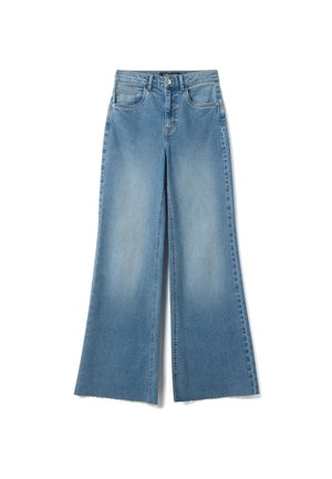 Jean en denim bleu clair taille haute avec jambes larges évasées, poches avant, fermeture par bouton, et ourlets bruts sur fond blanc.