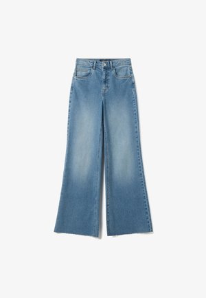 Jean en denim bleu clair taille haute avec jambes larges évasées, poches avant, fermeture par bouton, et ourlets bruts sur fond blanc.