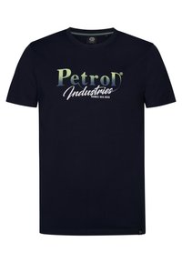 Tmavě modré bavlněné tričko s krátkými rukávy. Na přední straně je potisk s logem "Petrol Industries" v zelenobílém přechodu. Kulatý výstřih.