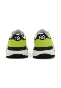 Scarpe sportive con una vivace tomaia verde lime, dettagli neri e suole bianche. Numeri 19 e 68 sui talloni. Suola in gommaTesturizzata.