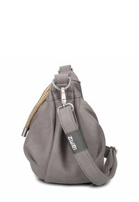 Borsa in pelle grigia con superficie texture, design plissettato e manico intrecciato. Include una tracolla resistente e dettagli in metallo.