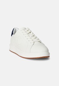 Balta odinė sportinė avalynė su guminiais padais. Yra tamsiai mėlynas akcentas kulne ir iškilusios „RL“ logotipas šone. Apvalios nosies ir raišteliais suvarstomas dizainas.