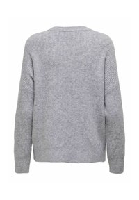 Pull en tricot gris à coupe ample, avec une texture côtelée et des manches larges. Il a un col rond et un ourlet droit.