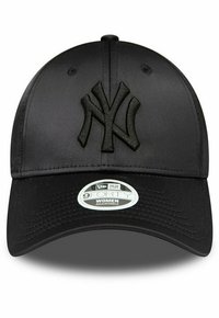 Schwarze Baseballmütze mit erhabenem, schwarzem "NY"-Logo. Sie hat eine glatte Textur, einen verstellbaren Riemen und einen gebogenen Schirm. Neunera 9FORTY Design.