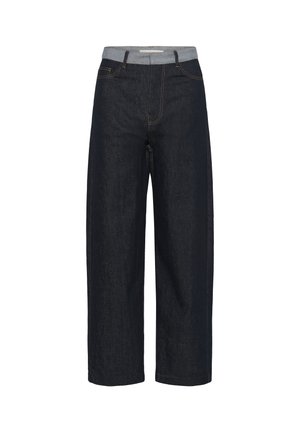 Jean denim bleu foncé à jambes larges avec une ceinture grise claire et des poches avant, présenté sur un fond blanc.