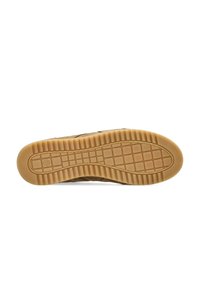 Suola di sneaker in suede marrone con presa in gomma testurizzata, caratterizzata da un motivo rettangolare e un logo vicino al tallone. Design complessivo piatto e largo.