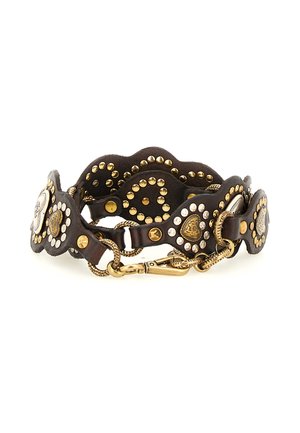 Bracciale in pelle marrone con borchie e decorazioni oro, design smerlato e chiusura tono oro. Superficie strutturata con motivi decorativi.