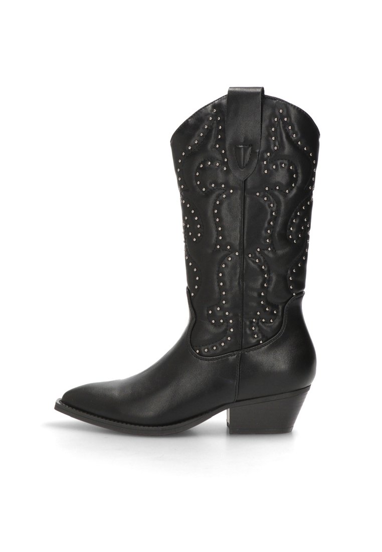 Bota de cowboy de cuero negro con punta afilada, tacón troncocónico de altura media y tachuelas plateadas decorativas en patrones en espiral en el caña.