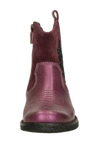 Paarse leren enkelboot met een gestructureerde afwerking, zijsteeksels en een zwarte geborduurde detail op de buitenste hiel. Ritsluiting aan de zijkant.