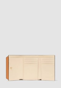 Portafoglio beige in pelle a tre pieghe con molteplici scomparti per carte, una tasca portamonete con bottone automatico a scatto sulla sinistra e un design pulito e minimalista.